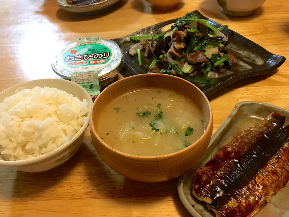 昨日の質素な晩ご飯♡秋刀魚の蒲焼、砂ズリと小松菜の塩胡椒炒め、オニオンスープ、わさび海苔、胚芽米ごはん🍚꒰•̫͡•ོ꒱|さくたえさん