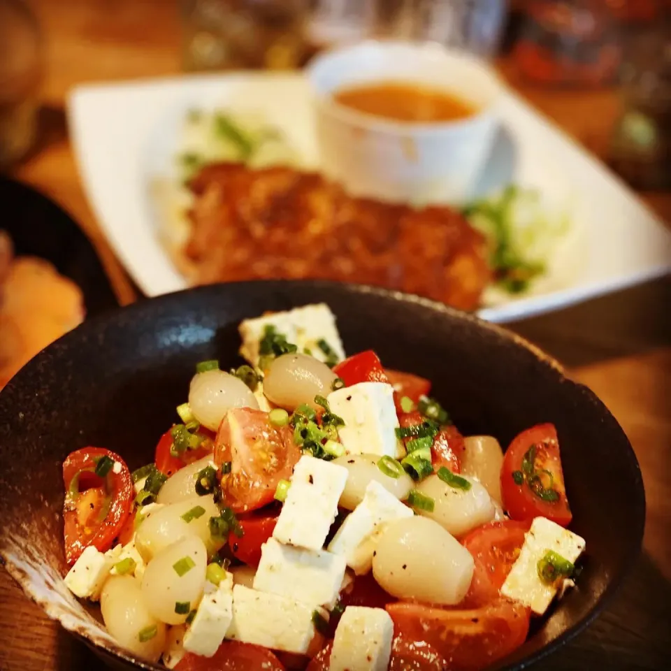 Hot & Spicy Lunch. #chefemanuel. Hot Spicy 🍤 Prawn Cocktail , Spicy Peanut Sauce with Chicken & Prawn Baked Satay , Mixed Tomato & Feta Cheese , Salad with pic|Emanuel Hayashiさん