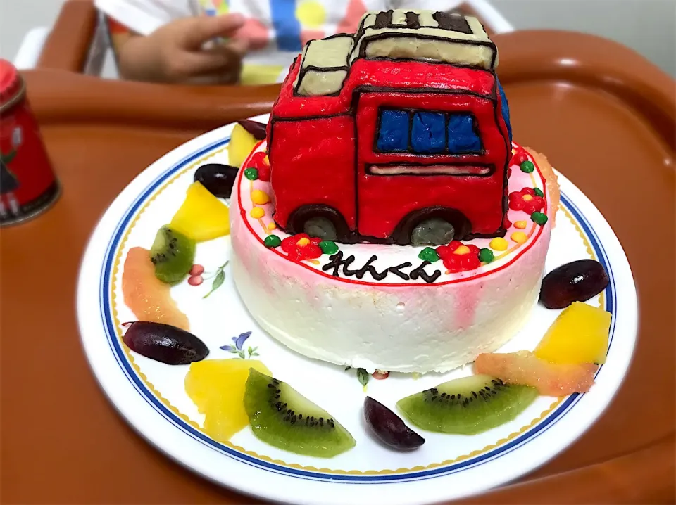 2歳バースデーはしご車ケーキ⭐️自宅|小林美緒さん