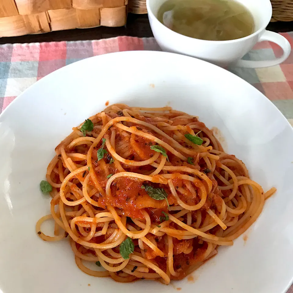 玉ねぎとツナのトマト🍅パスタ、レタスとニンジンの🥕スープ|純さん