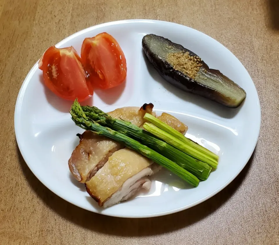 鶏モモ肉とアスパラのこれうまつゆグリル
なすの煮浸しごま和え
トマト|ナナさん