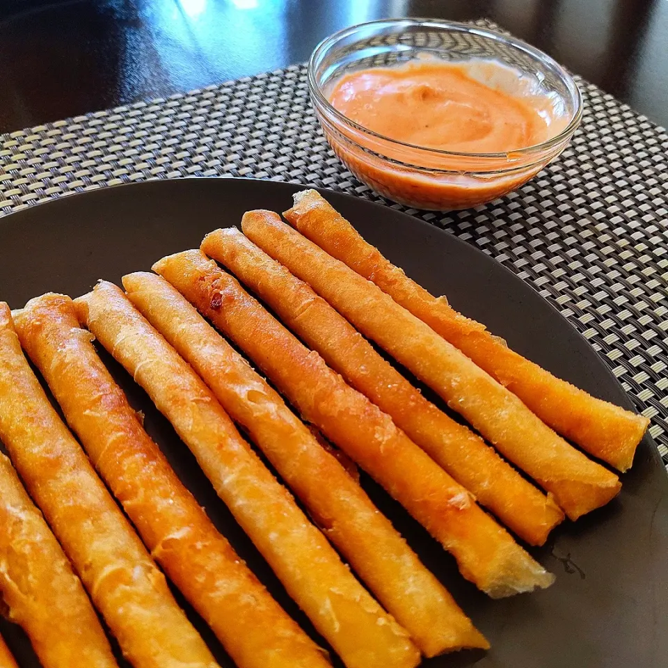 homemade cheese sticks with mayo-ketchup dip|shehphさん