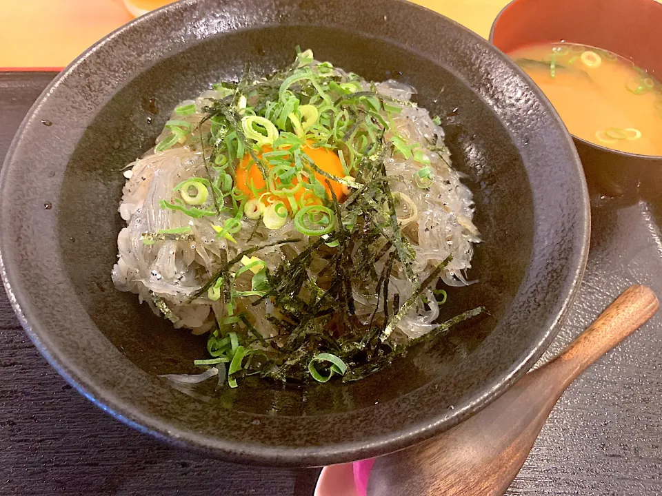 Snapdishの料理写真:生しらす丼♡|mieさん