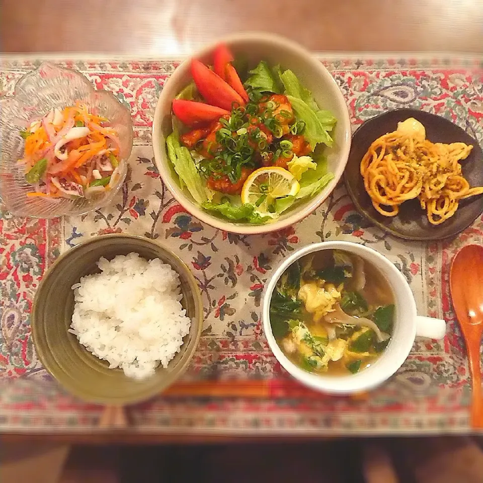 夕ごはん
甘酢あんかけ唐揚げ、イカのマリネ、焼きそば麺揚げ、スープ(ホウレン草、舞茸、卵、生姜の甘酢漬け)|まめころさん