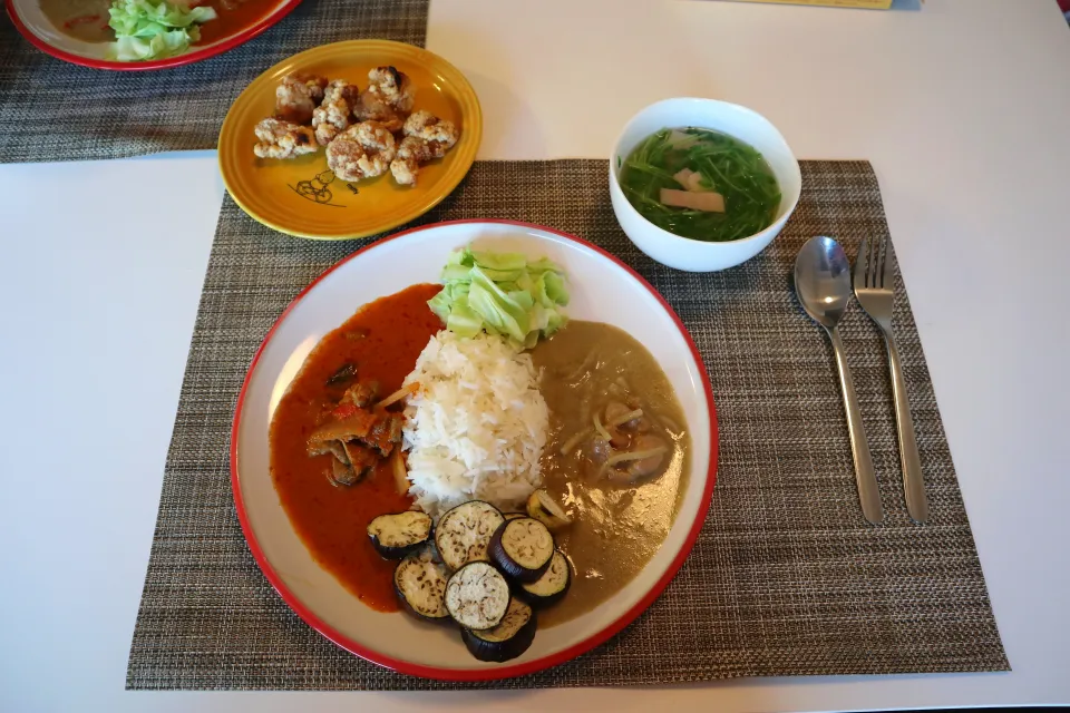 今日の夕食 レトルトのレッドカレーとグリーンカレー、唐揚げ、豆苗のスープ|pinknari🐰🌈さん