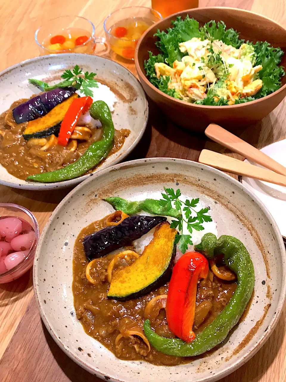 夏野菜とイカ🦑のカレー、カニカマとブロッコリー🥦ゆで卵のサラダ🥗、プチトマトのスープ|yukinnkoさん