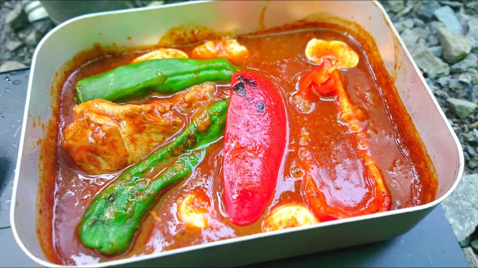 #激辛カレー に #パプリカと #万願寺とうがらし をトッピング。
#キャンプ飯 #男の料理|伊藤央さん