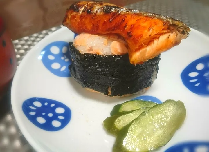 Snapdishの料理写真:鮭のっけおにぎり🍙|びせんさん