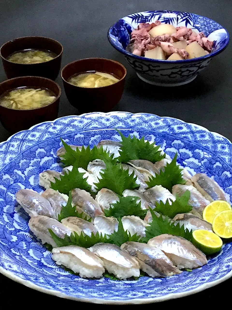 今晩は、小鯵握り寿司、ヒイカと大根の煮物、徳島県産もずくと茸の味噌汁|akazawa3さん