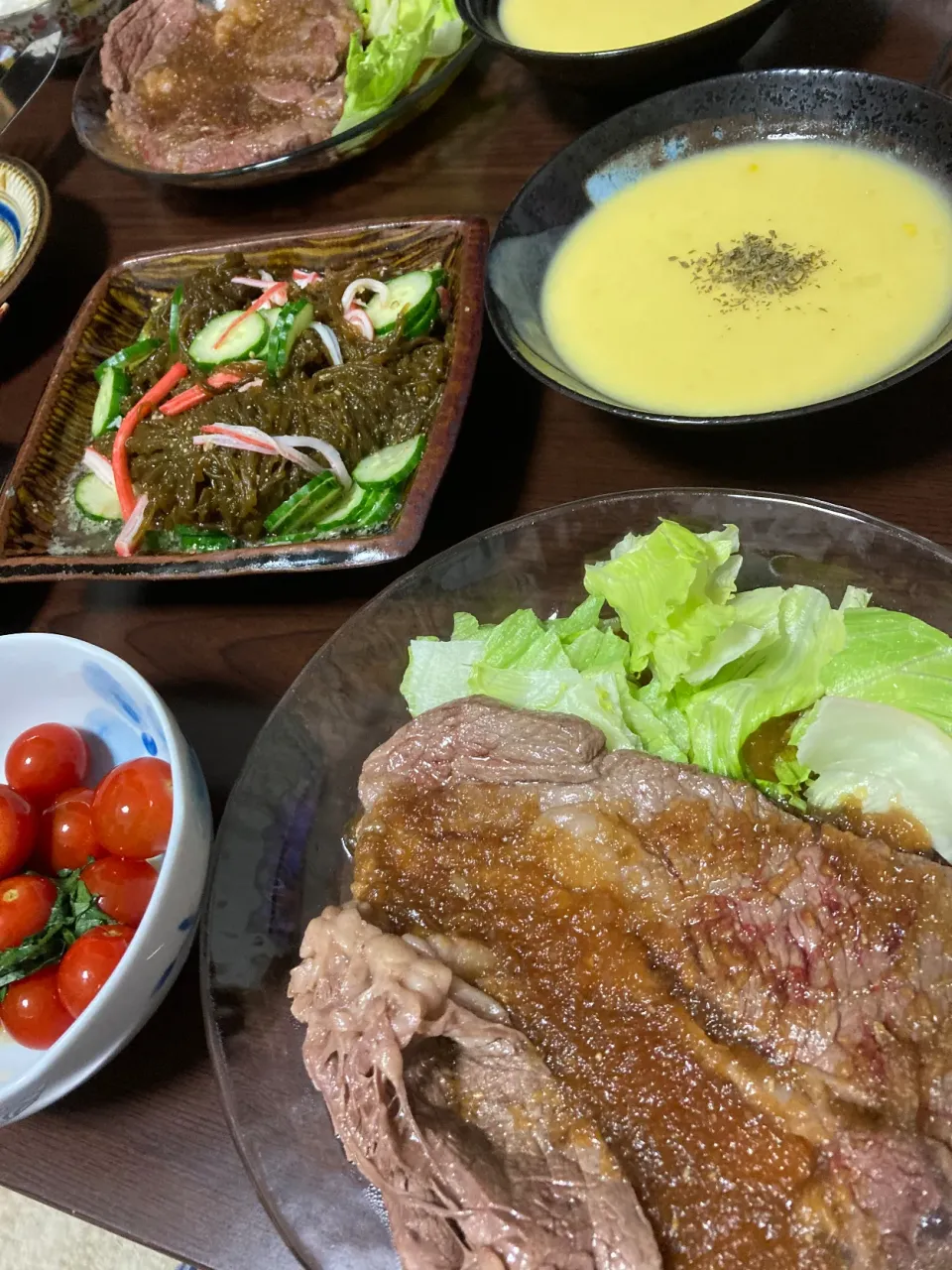 Snapdishの料理写真:6月16日晩ご飯。オープンセールの業スーで買ってみた激安ステーキ、もずく酢、トマトマリネ、コーンスープ。|あやさん