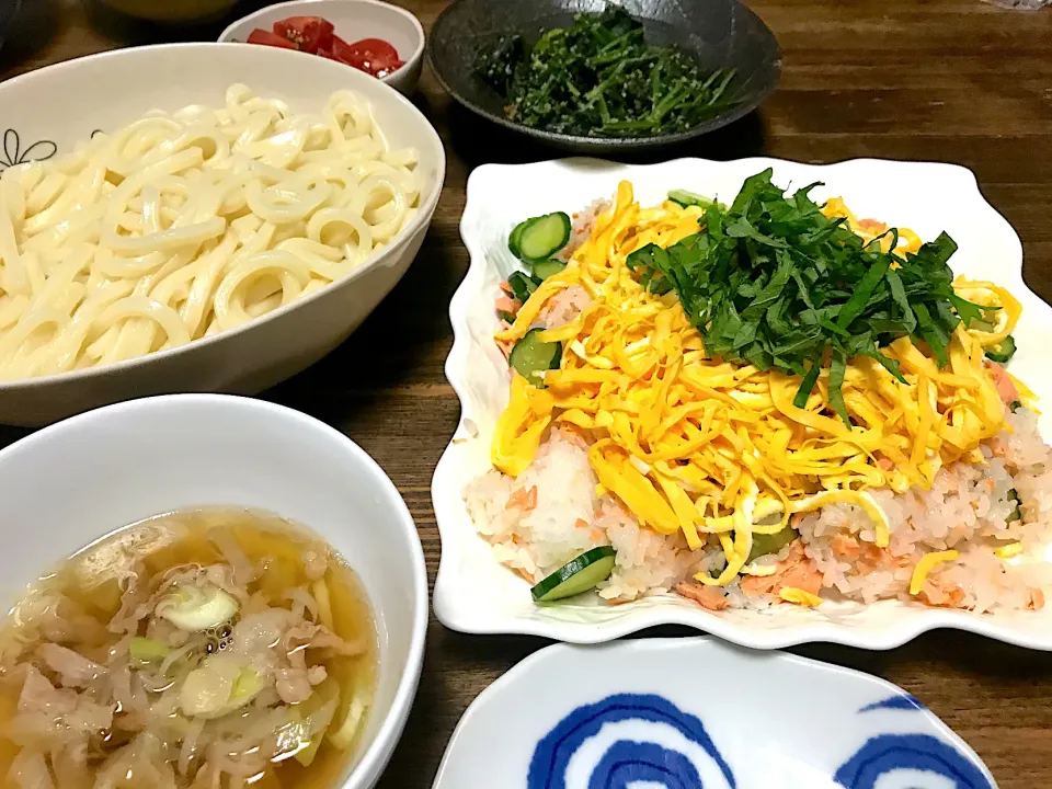 Snapdishの料理写真:鮭ときゅうりのちらし寿司♫肉汁つけうどん|yummy tommyさん