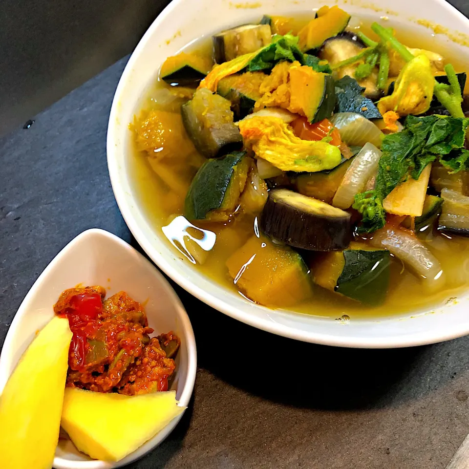 Philippine recipe “Bulanglang” (vegetables stew) with matching mango pickles|Laarni Nabongさん