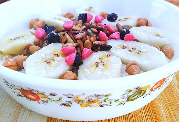 Oatmeal Banana with chocolate & strawberry chips & sun flower seeds|Harlina  (Malaysia)さん