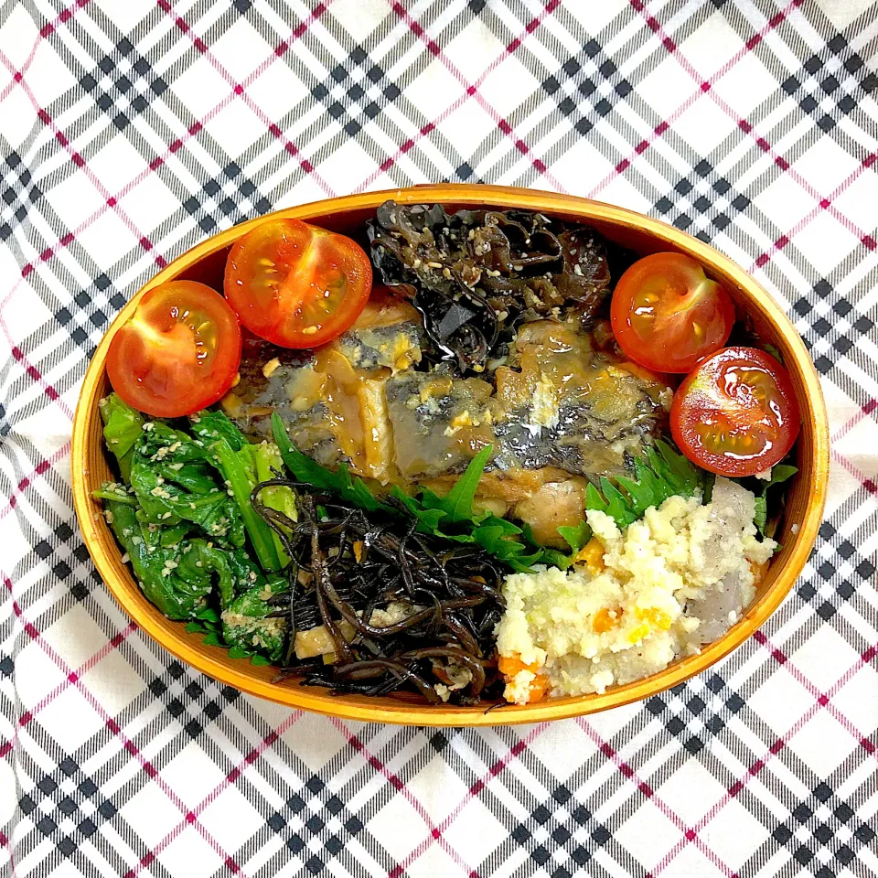 2020/6/17
カレイの煮付け
ほうれん草🥬のごま和え
ひじき煮
卯の花
きくらげのきんぴら
ミニトマト🍅|aichanさん