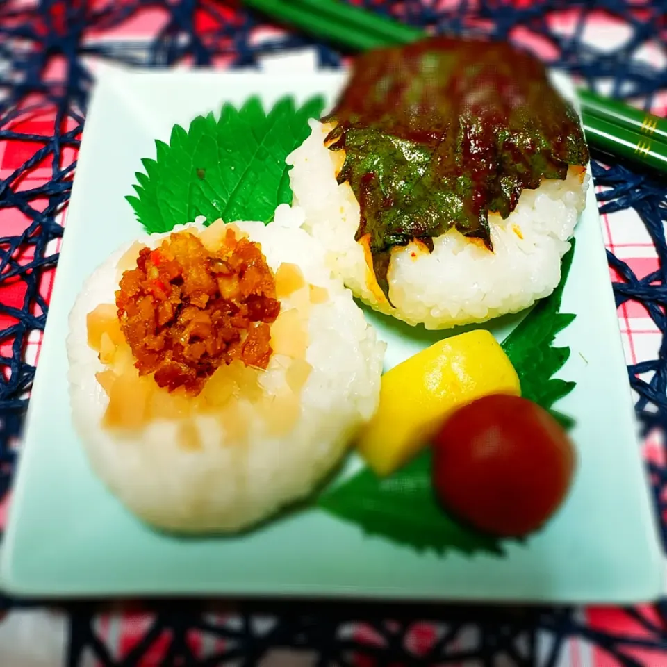 Snapdishの料理写真:鶏そぼろと新生姜のカンタン酢漬け🍙
大葉のピリ辛オイル漬け🍙|yukaringoさん