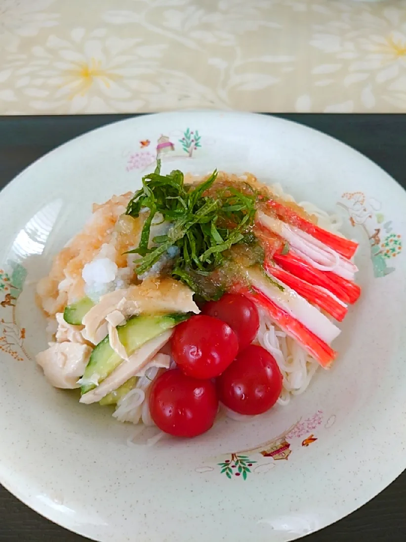 Snapdishの料理写真:そうめんを使って、
キッコーマンの具麺
和風おろし

シソは小さな菜園から、具は残り野菜で。
おろしは足りないので足しました。|🍒ふみりん🍒さん