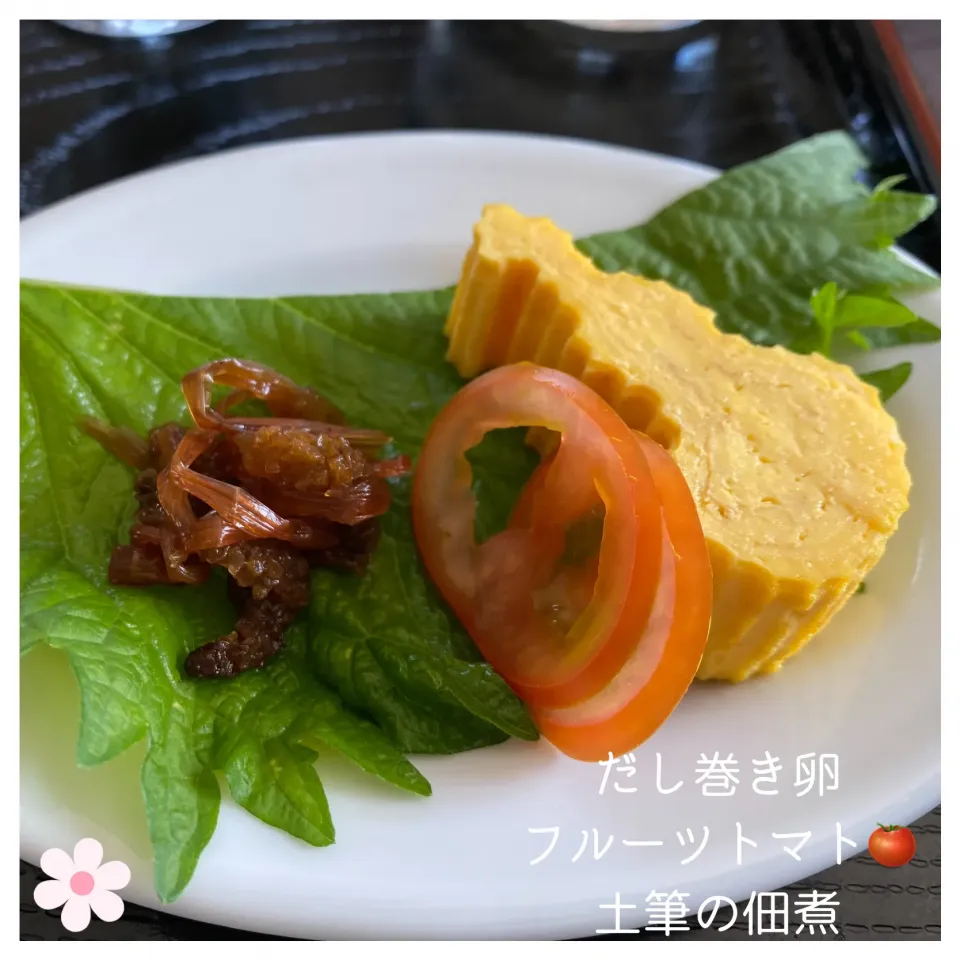 Snapdishの料理写真:ざる蕎麦の付け合わせ　だし巻き卵&ミディトマト&土筆の佃煮|いのっちさん