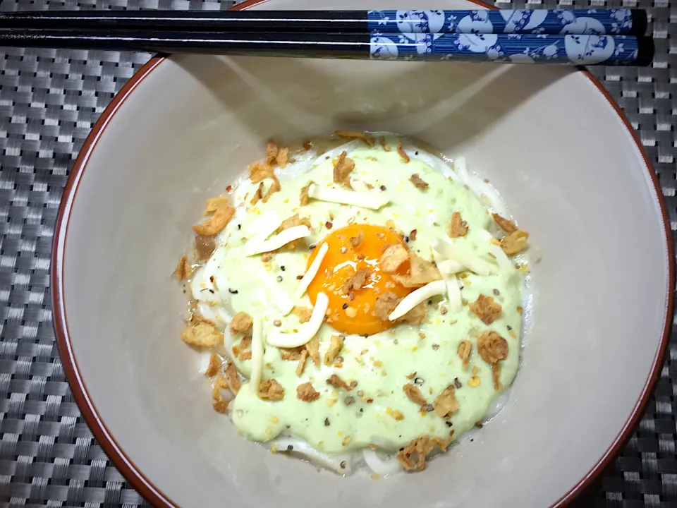 Snapdishの料理写真:アボカドチーズ釜玉うどん|すくらんぶるえっぐさん