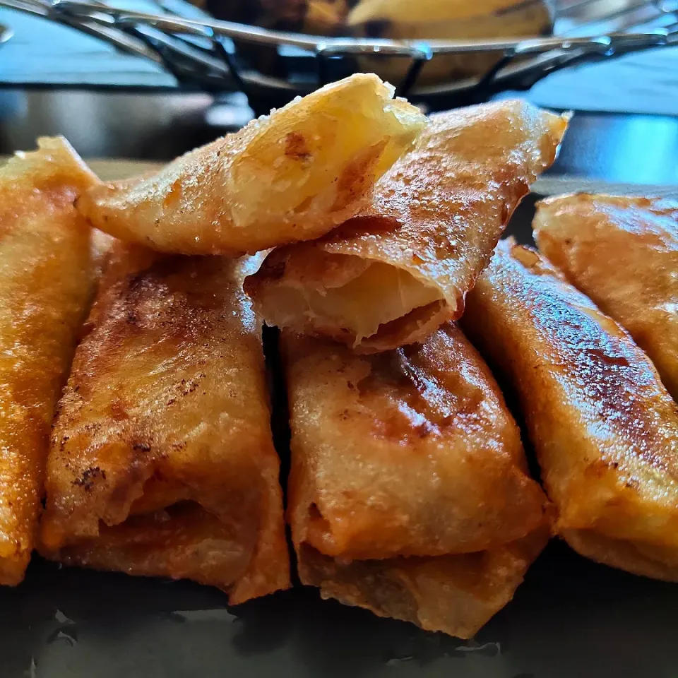 Turon (saba banana wrapped in spring rolls then fried until crispy). Don't forget the sugar. 😁|shehphさん