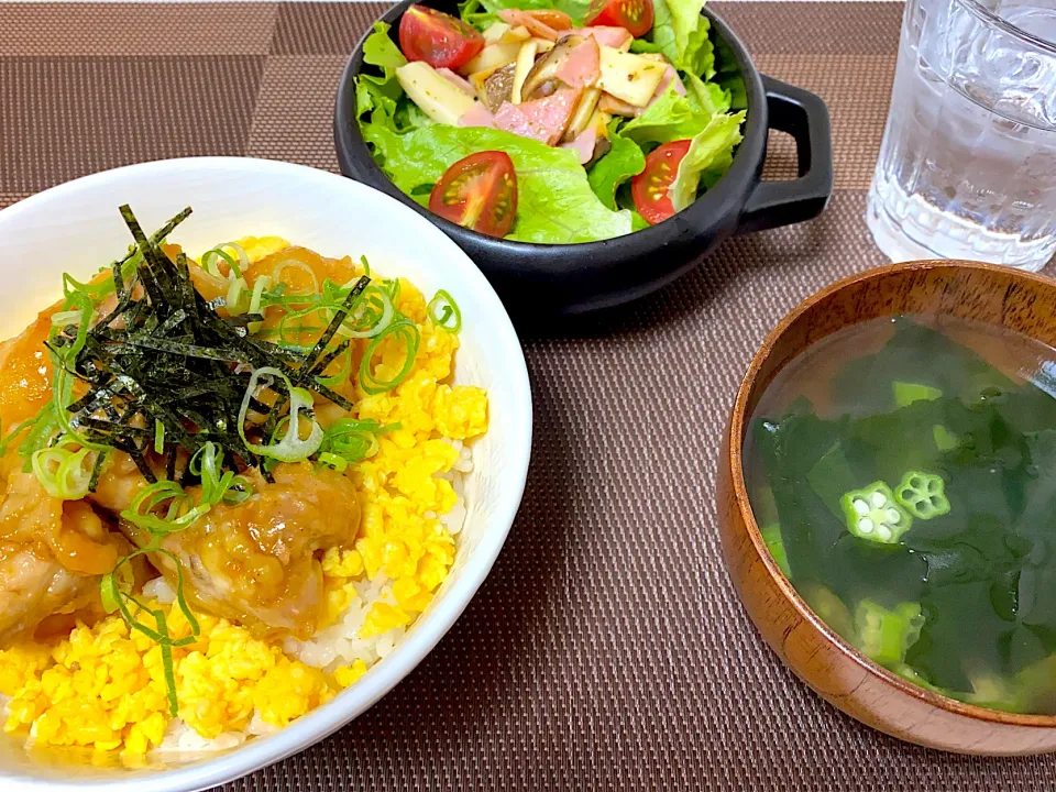 照り焼きチキン丼　エリンギソテーのサラダ　オクラとワカメのスープ|momococoさん