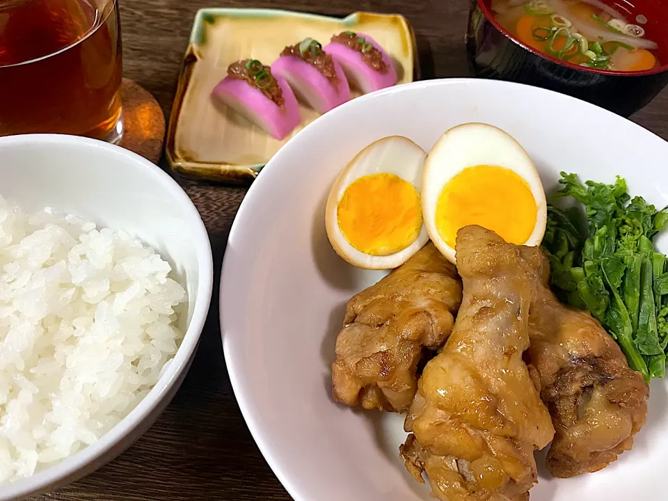 手羽元と卵のさっぱり煮、かまぼこの梅肉サンド、お味噌汁|なつきさん