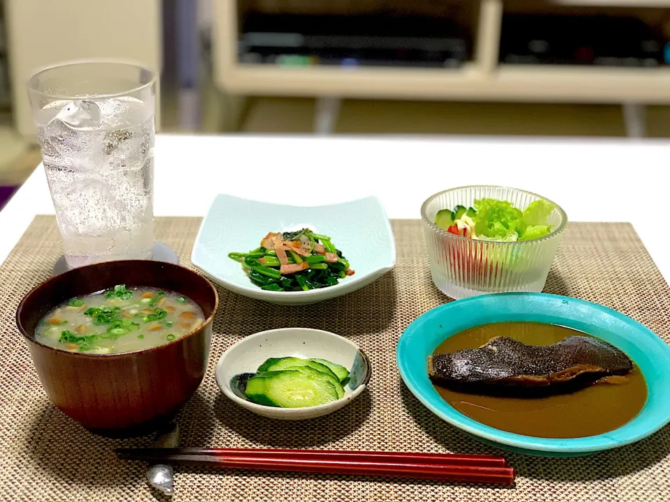 ばんごはん。カレイの煮物、ほうれん草のソテー、なめことオクラと豆腐のお味噌汁。|yukiさん