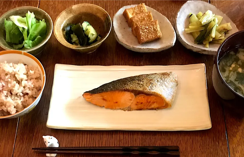 晩ごはん #焼鮭 #豚肉と梅の炊き込みご飯|小松菜さん