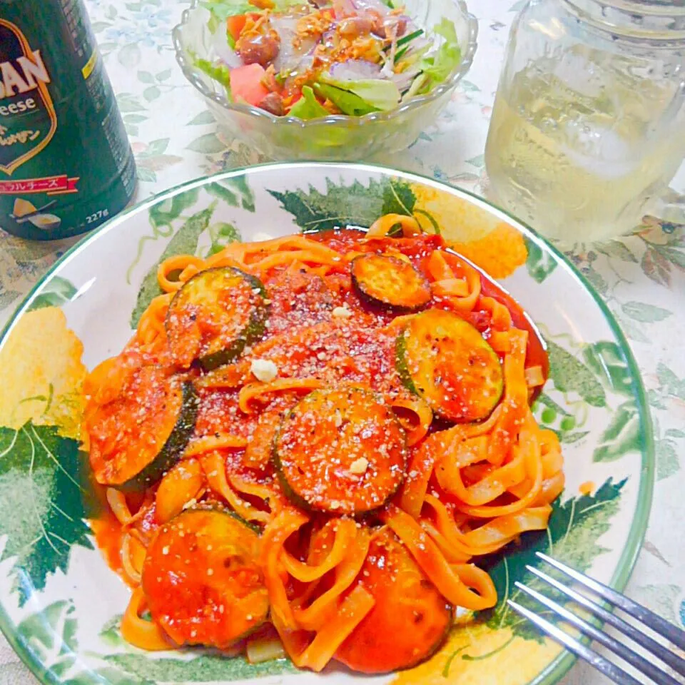 Snapdishの料理写真:生パスタ、フェットチーネ🍝ズッキーニとトマトジュースのパスタ|うたかた。さん