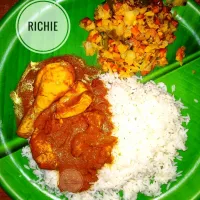 Snapdishの料理写真:Chicken curry with rice and Cabbage carrot poriyal|Richieさん