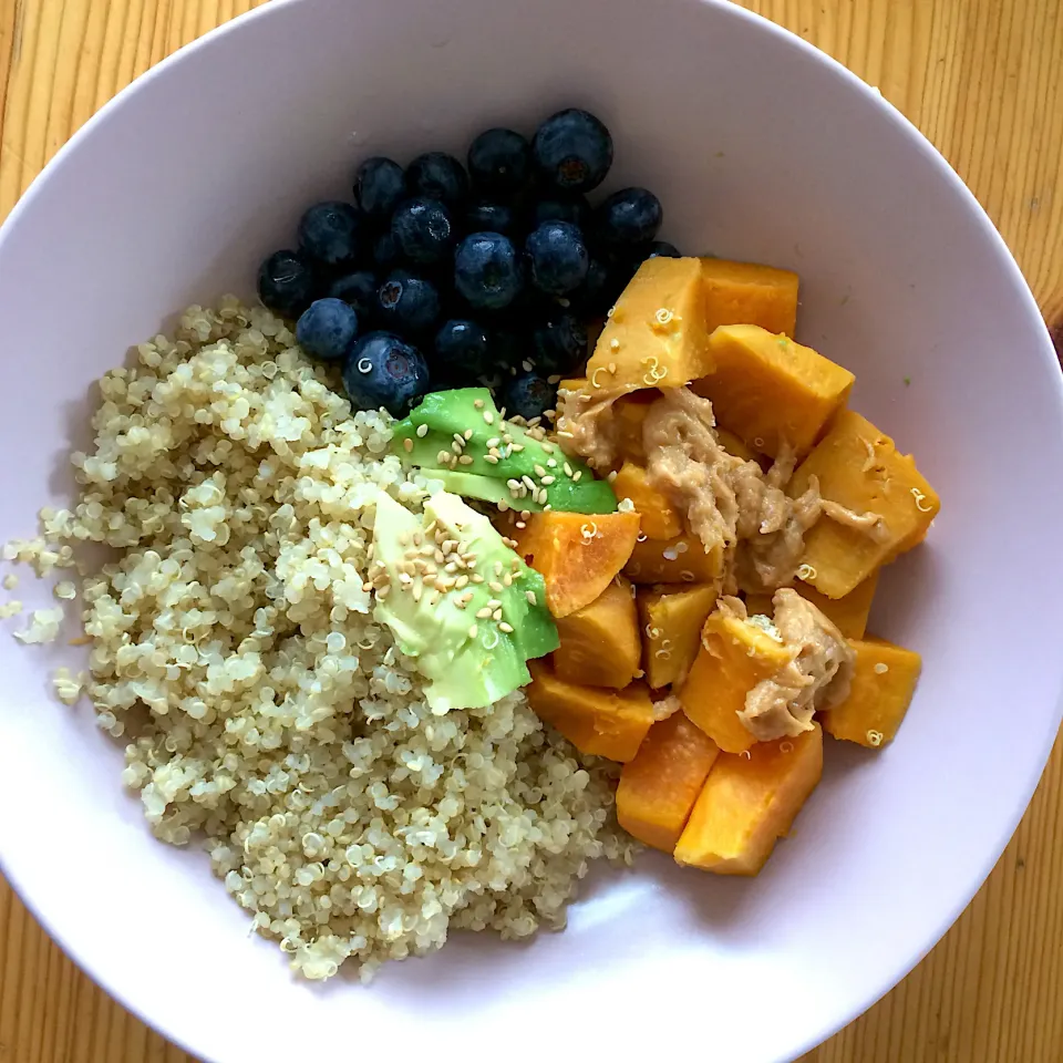 Quinoa, avocado, blueberries and sweet potato with peanut butter 🥑🍠|MissYumYumさん