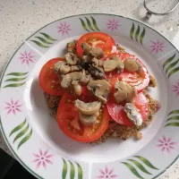 Base de hamburguesa de quinoa y fréjol. Tomate y champiñones.|Jazmin Flores Torresさん