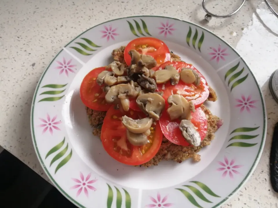 Base de hamburguesa de quinoa y fréjol. Tomate y champiñones.|Jazmin Flores Torresさん