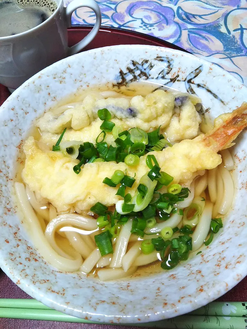 よねばーばの朝ごはん
梅雨の雨、肌寒いので、
温かい天ぷらうどん|yoneばーばさん