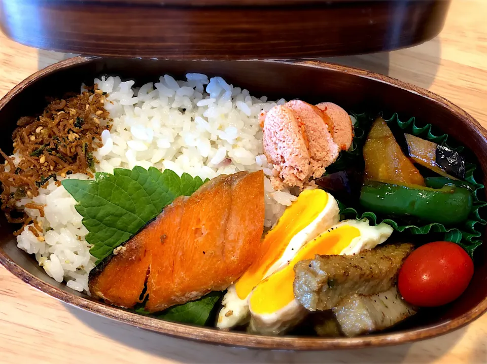 サラ弁　　　　　　　　　　　　　　　　　焼き鮭　目玉焼き　茄子とピーマンの甘辛餡　焼き辛子明太子　天ぷら|じゅんさんさん