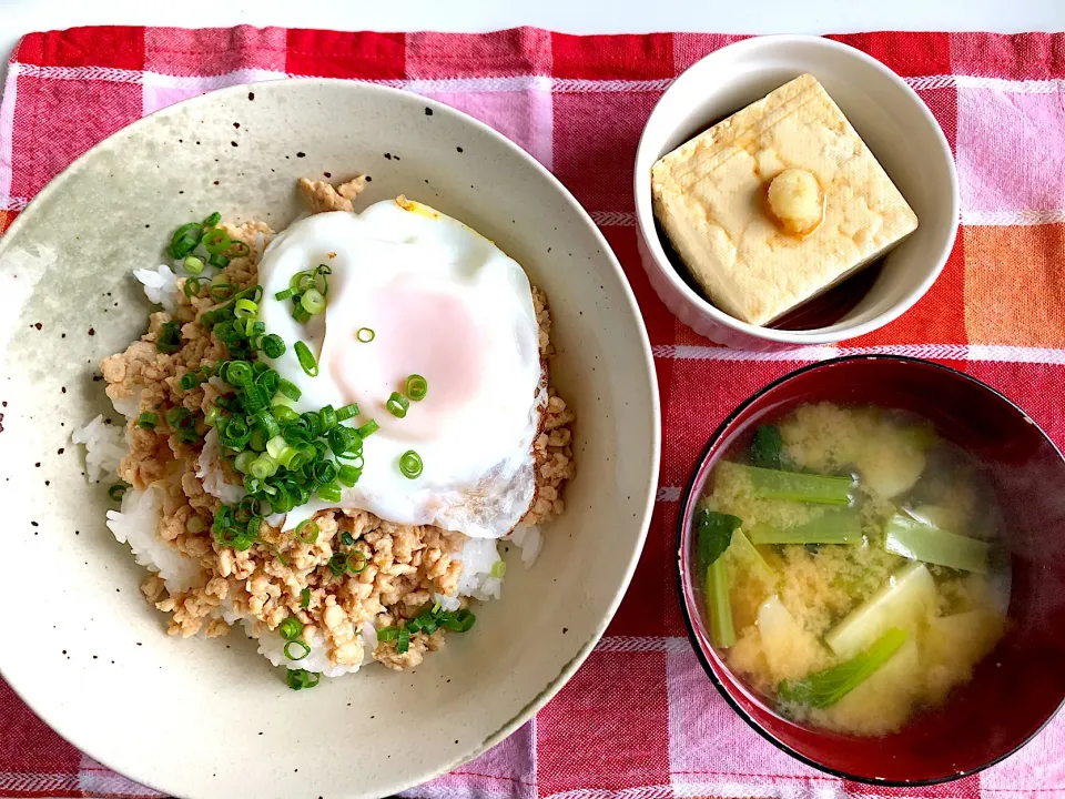 鶏そぼろ丼、冷やっこ、小松菜とじゃがいもの味噌汁|kyoさん