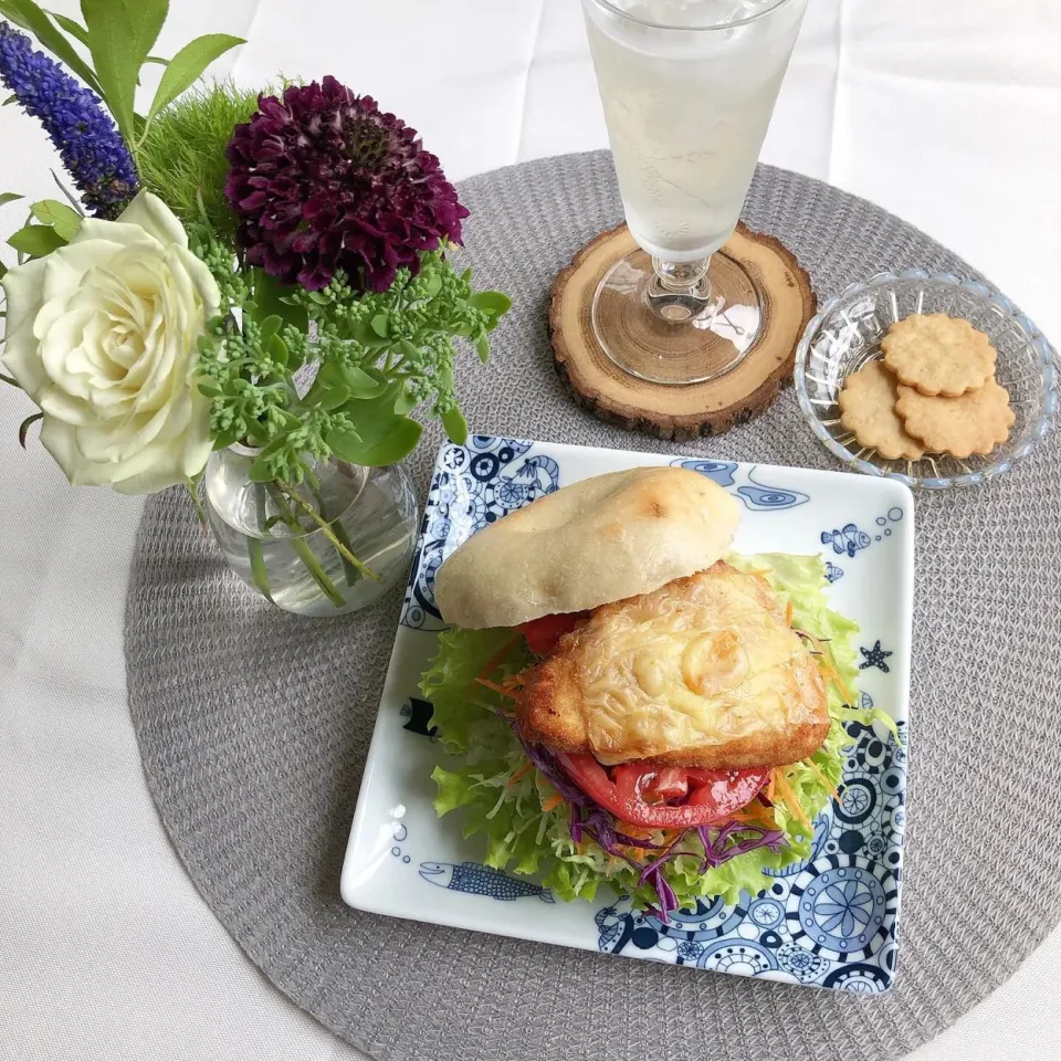 Snapdishの料理写真:6/18❤︎チーズチキンベーグルサンドとシードル❤︎
お花のクッキーをデザートで添えてベーグルは梅かつおチーズで作りました🍃|Makinsさん