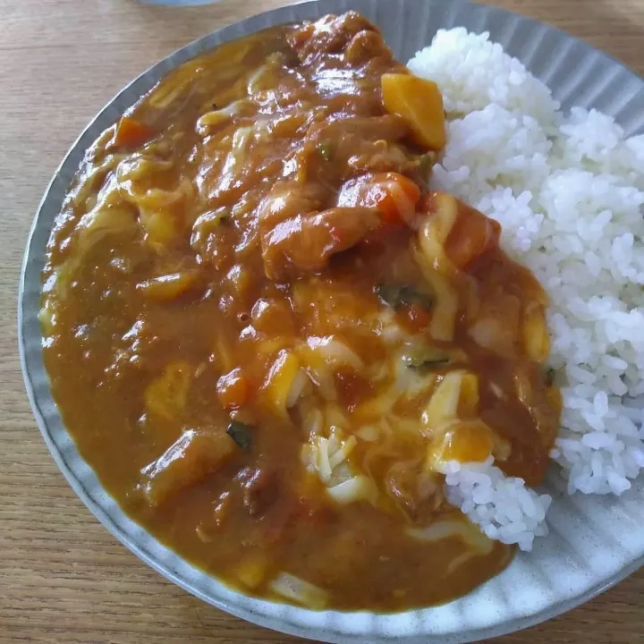 Snapdishの料理写真:チーズインカレー　昨夜の余り物カレーにチーズイン。とろーりまろやか美味しい😊|takakoさん