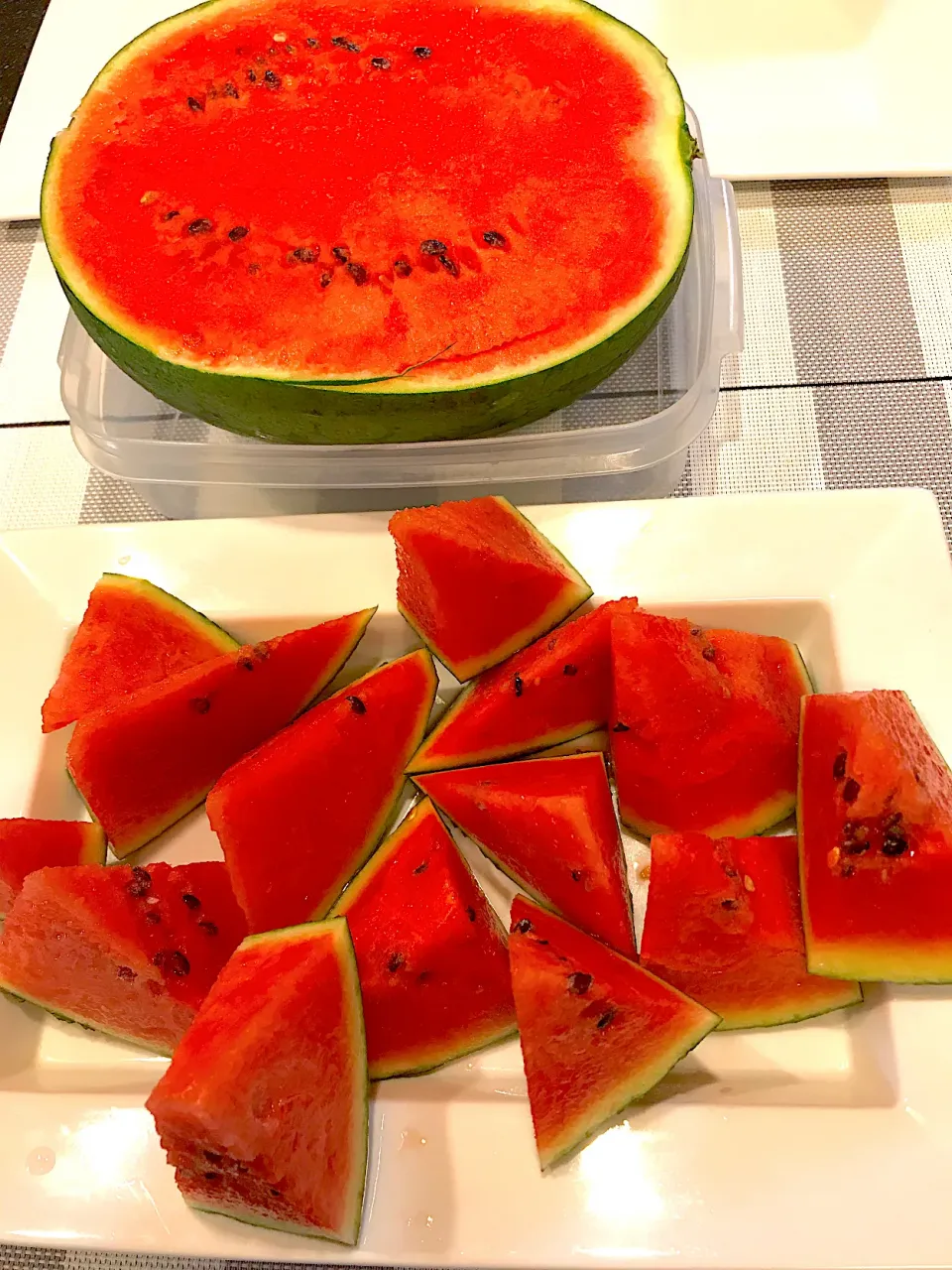 Snapdishの料理写真:かぴちゃんにいただいた熊本産　高級黒玉すいか🍉断面と小口切り|シュトママさん