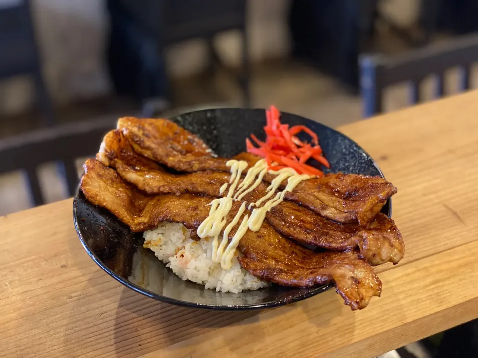 はみ出す豚丼|颯爽の遊び場さん