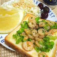 Snapdishの料理写真:エビとブロッコリーのガーリックトースト|ヨナメさん