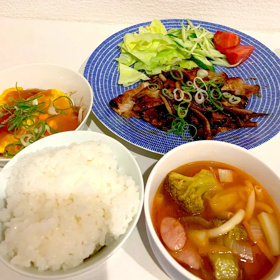 Snapdishの料理写真:夜ご飯☺︎サラダ＆豚の生姜焼き☆もやしの卵あんかけ☆トマトスープ|とまこ(*^o^*)さん