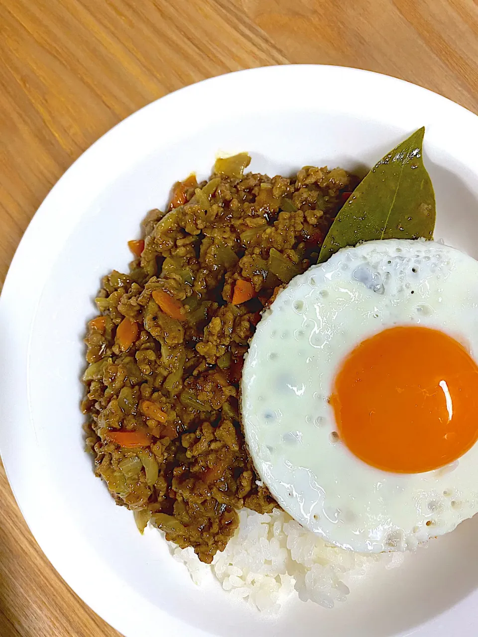 梅雨の夜はキーマカレー🍛　　　　　　　　　　　庭のローリエいい仕事してくれてます🍃|あまねこ🌿さん