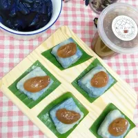 Snapdishの料理写真:nyonya kuih. Pulut Tekan. 娘惹糕~糯米兰花糕。|bbさん