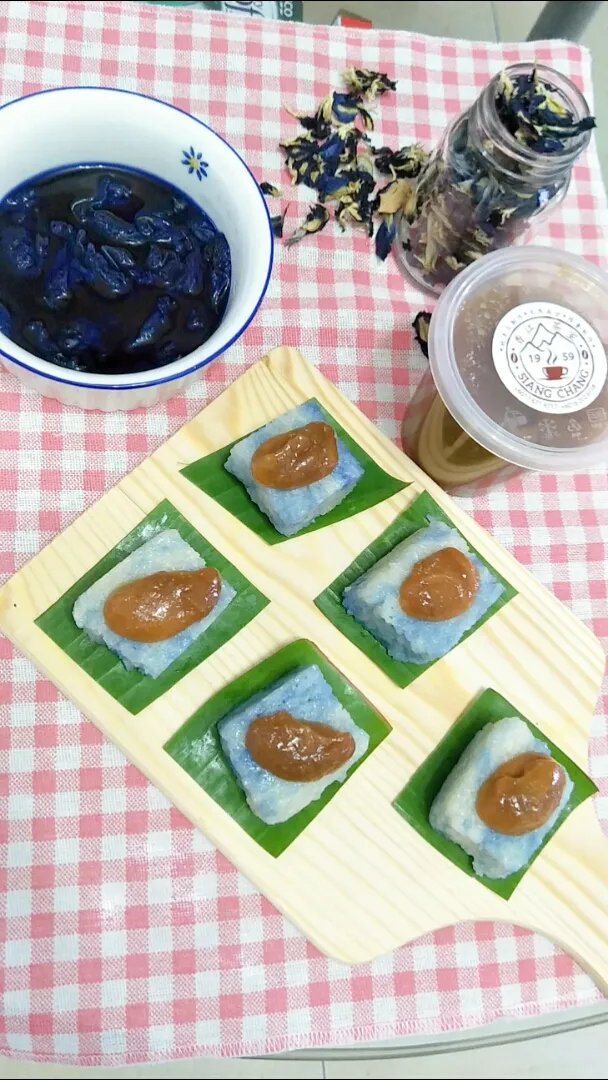 Snapdishの料理写真:nyonya kuih. Pulut Tekan. 娘惹糕~糯米兰花糕。|bbさん