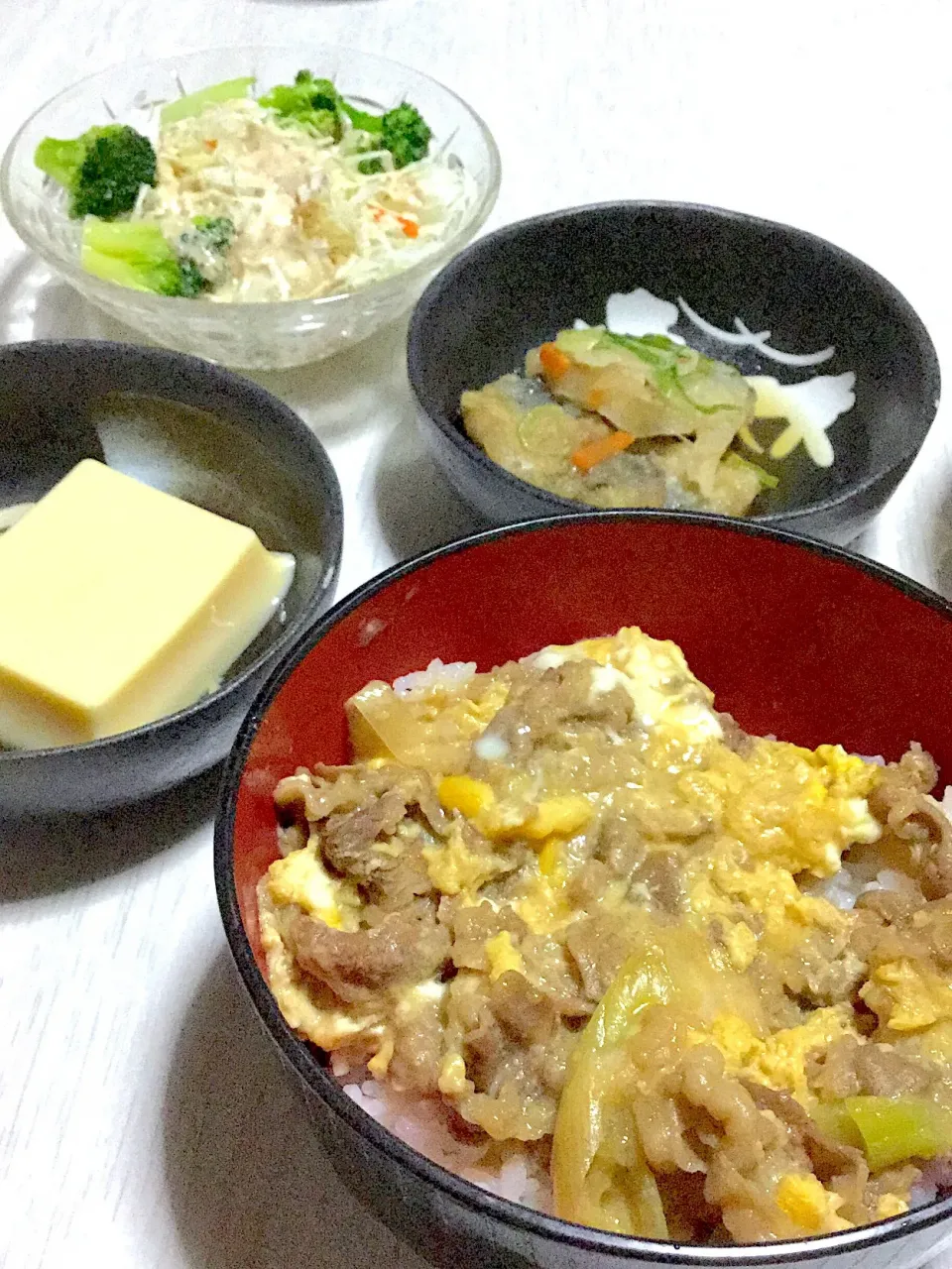 牛卵丼、お味噌汁、卵豆腐、鯖の南蛮漬け、サラダ|Ayaさん