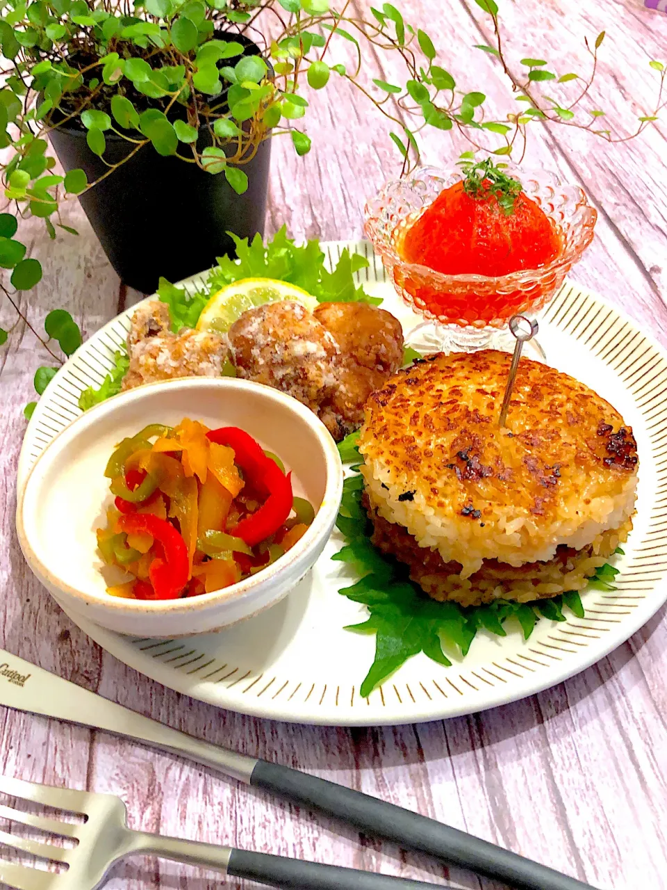 照り焼きいわしバーグサンドの焼きおにぎりプレート😋長いな(-｡-;|AXさん