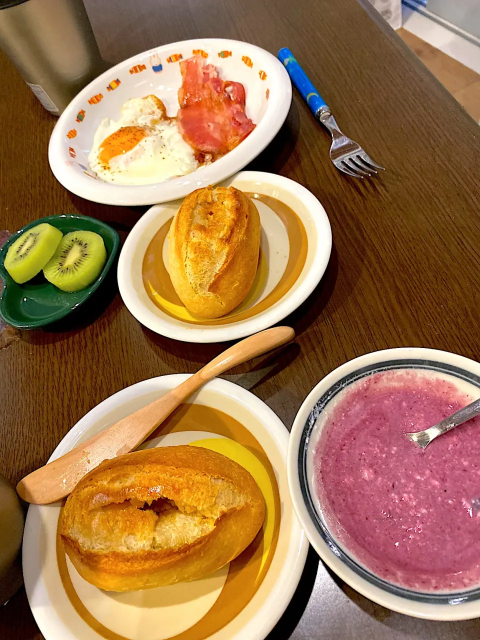 ベーコンエッグ🥓🍳　焼きたてフランスパン🥖　ブルーベリーヨーグルト　キウイ🥝　コーヒー☕️|ch＊K*∀o(^^*)♪さん