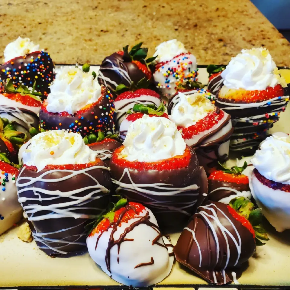 Cheesecake Mousse stuffed chocolate covered strawberries|Marcos Rodriguezさん