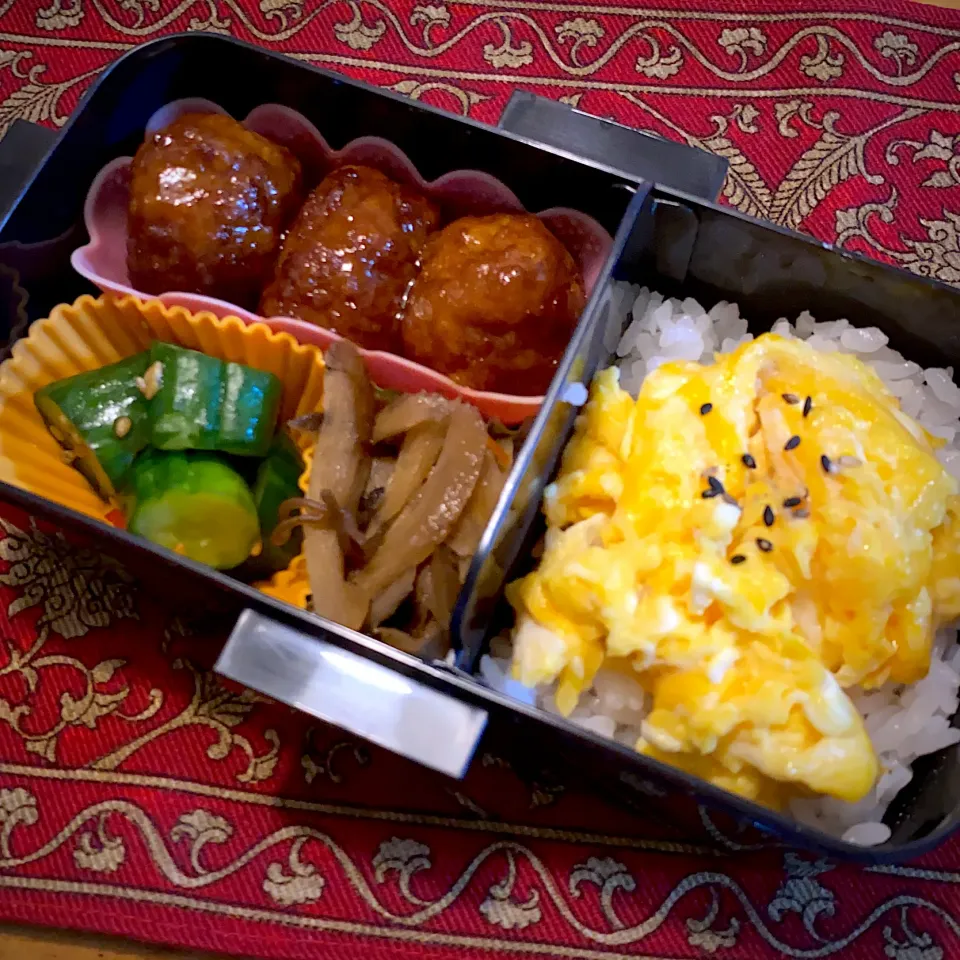 ミートボールと、きゅうりの漬物と、きんぴらゴボウと、玉子のせご飯弁当|もえさん