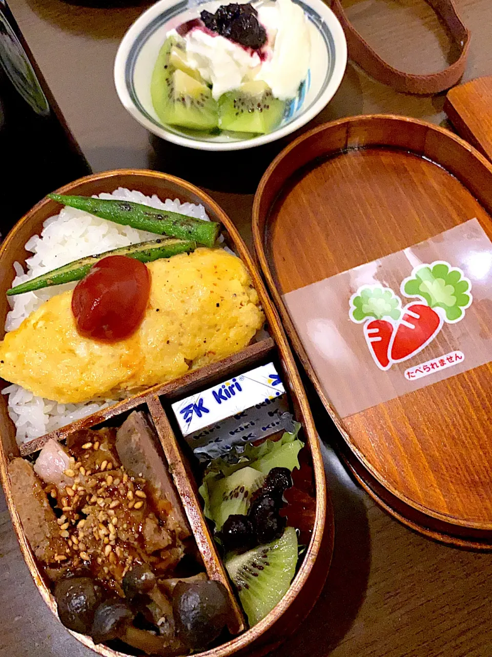 お弁当🍱　煮豚　オムレツ　オクラのソテー　しめじ甘煮　キウイ&ブルーベリーコンポート🥝🍇　クリームチーズ　ヨーグルト　麦茶|ch＊K*∀o(^^*)♪さん